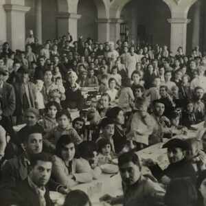 Postal guerra civil com son atesos els refugiats