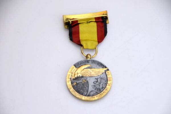 medallaalzamiento2-1.jpg
